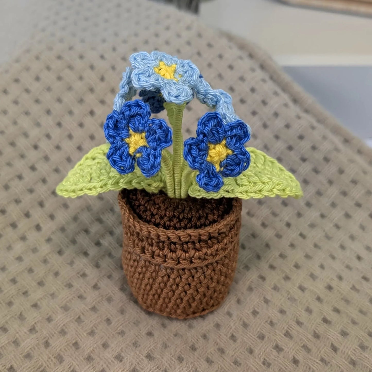 Handgehäkelte Blume im Topf – Ewige Deko mit Herz