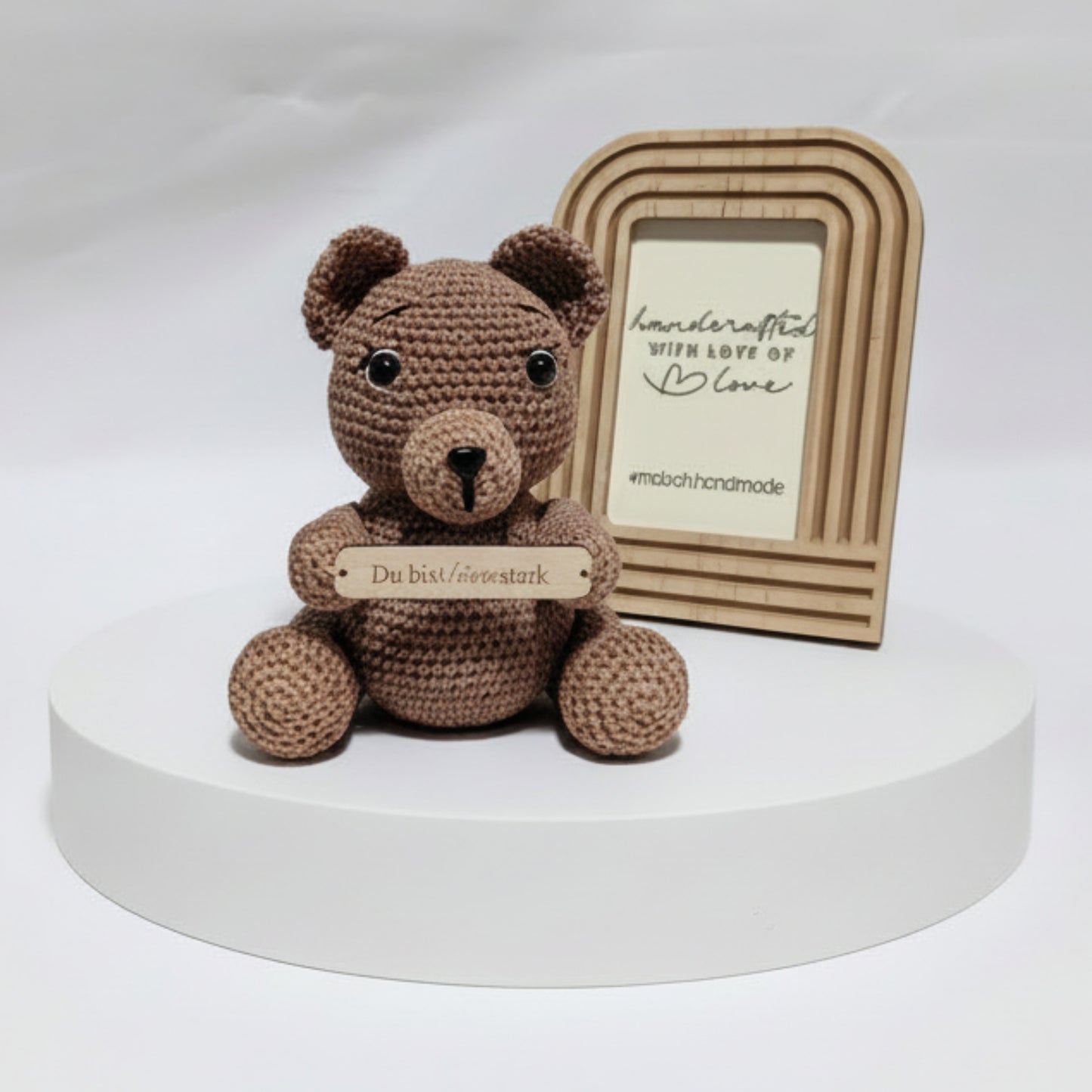 Gehäkelter Teddy mit Holzschild „Du bist bärenstark“ - Maloah Handmade Design