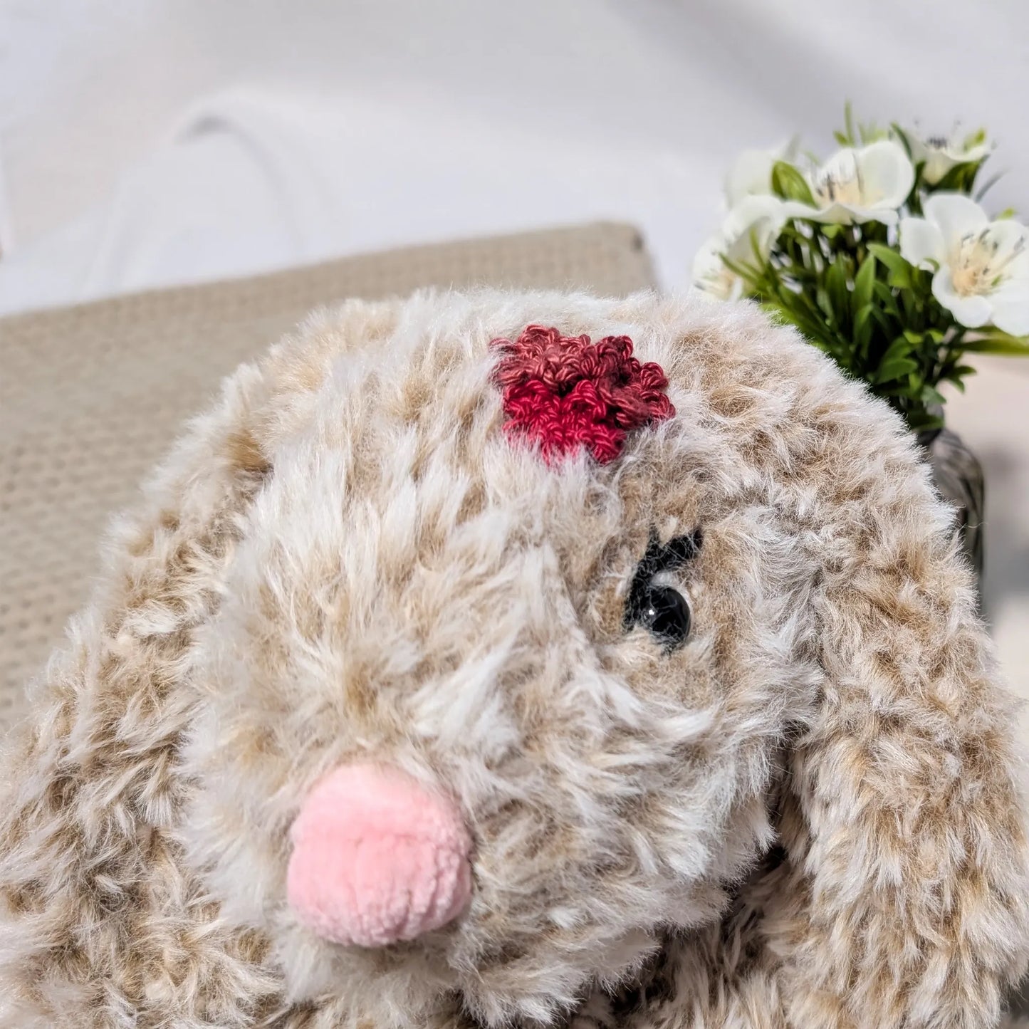 Gehäkelter Kuschelhase aus Rabbit-Kunstfellgarn