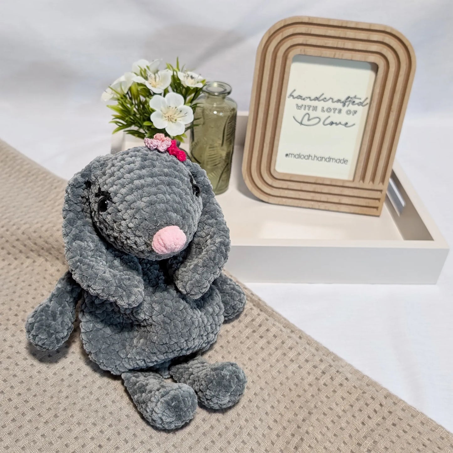 Gehäkelter Kuschelhase aus Chenillegarn – weich, süß & handgemacht - Maloah Handmade Design