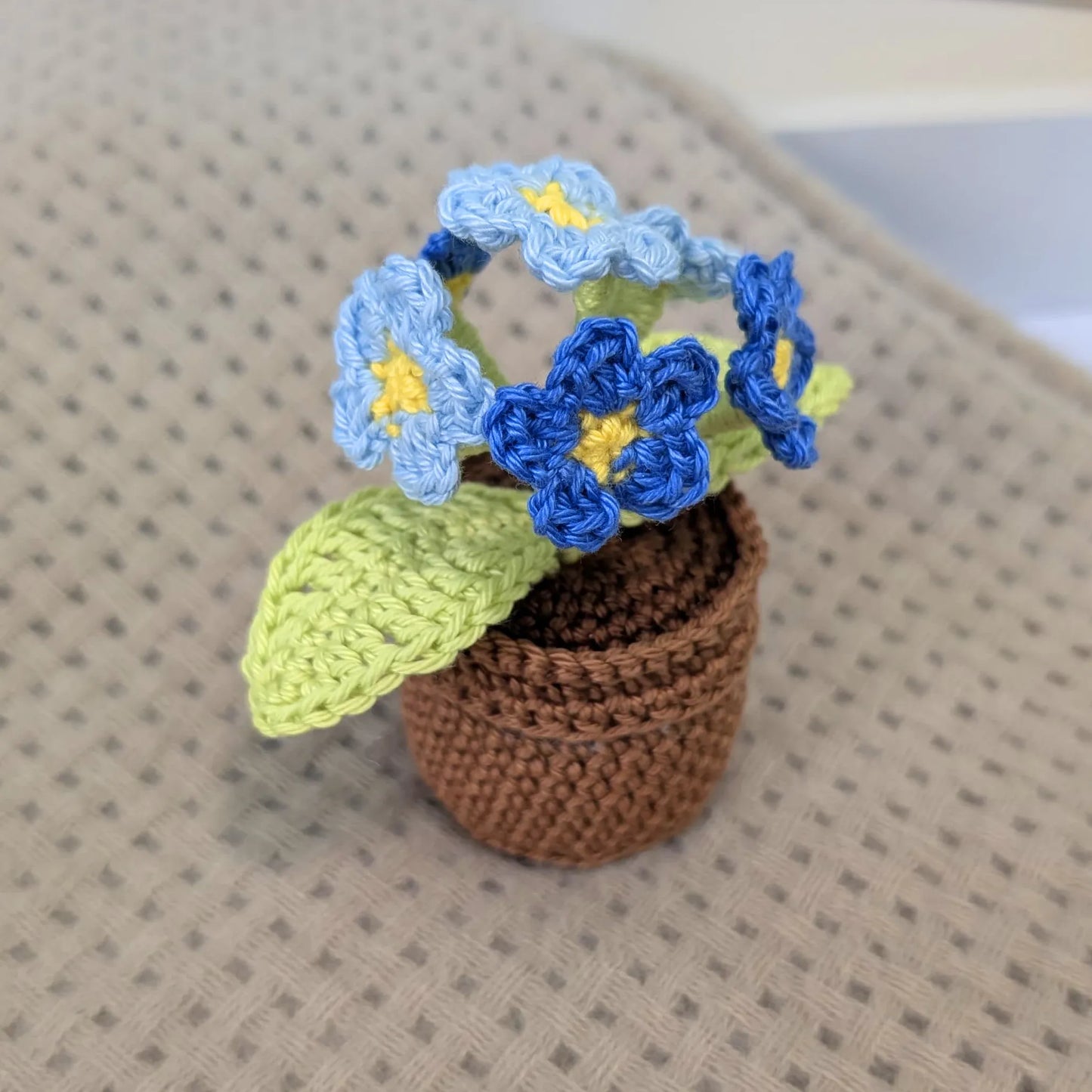Handgehäkelte Blume im Topf – Ewige Deko mit Herz
