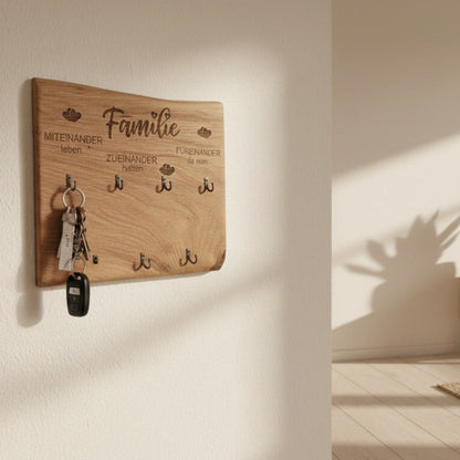 Eichen-Schlüsselbrett mit 7 bronzefarbenen Haken an weißer Wand montiert