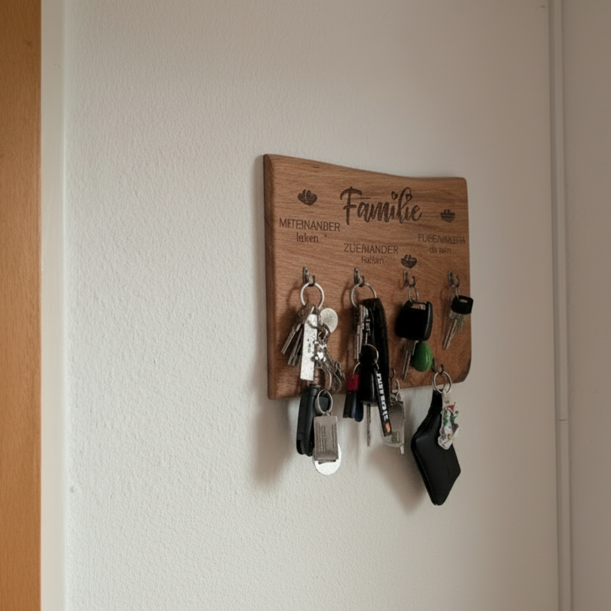 Handgefertigtes Schlüsselbrett aus massiver Eiche mit 7 Haken Nahaufnahme