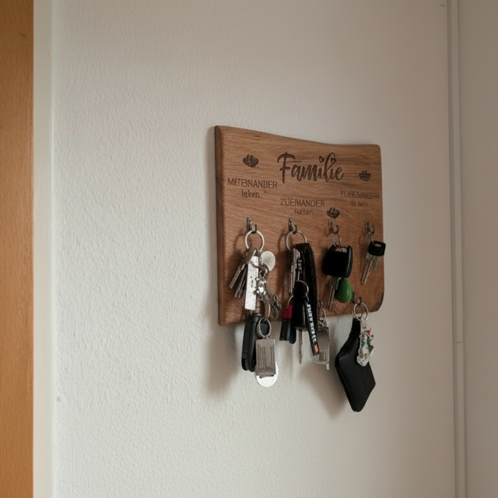 Handgefertigtes Schlüsselbrett aus massiver Eiche mit 7 Haken Nahaufnahme