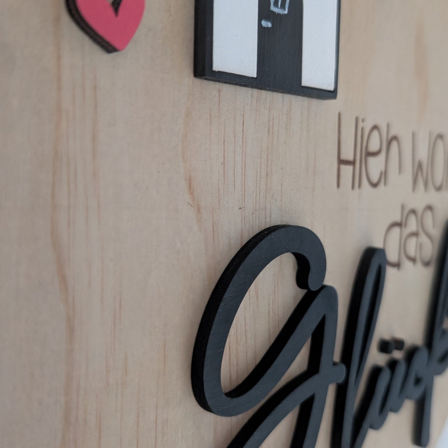 Holzschild "Hier wohnt das Glück" - Holz rund mit Häuschen-Motiv - Maloah Handmade Design