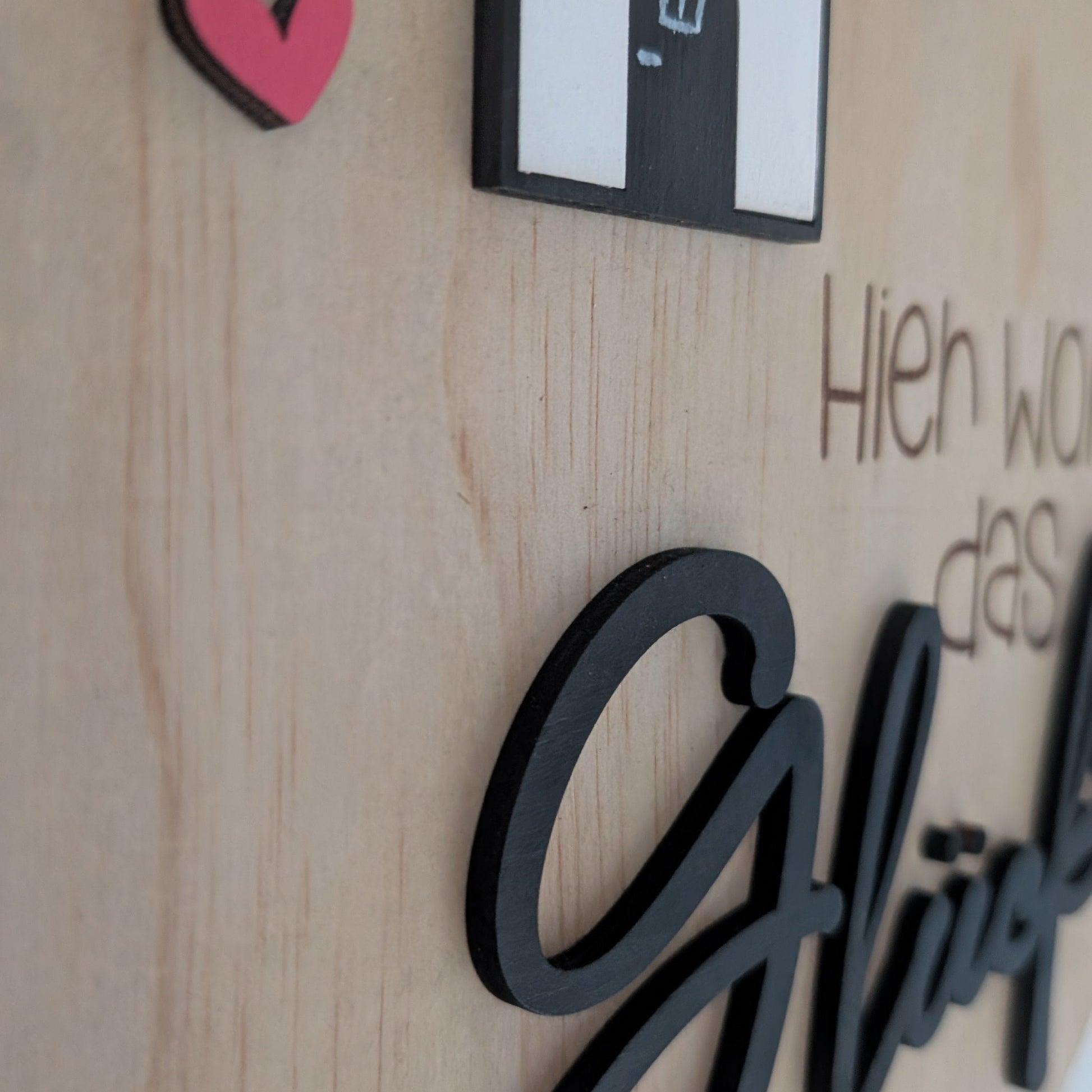 Holzschild "Hier wohnt das Glück" - Holz rund mit Häuschen-Motiv - Maloah Handmade Design