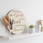 Holzschild Schwester auf Regal mit Größenvergleich