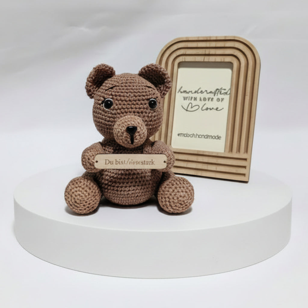 Gehäkelter Teddy mit Holzschild „Du bist bärenstark“ - Maloah Handmade Design