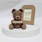 Gehäkelter Teddy mit Holzschild „Du bist bärenstark“ - Maloah Handmade Design