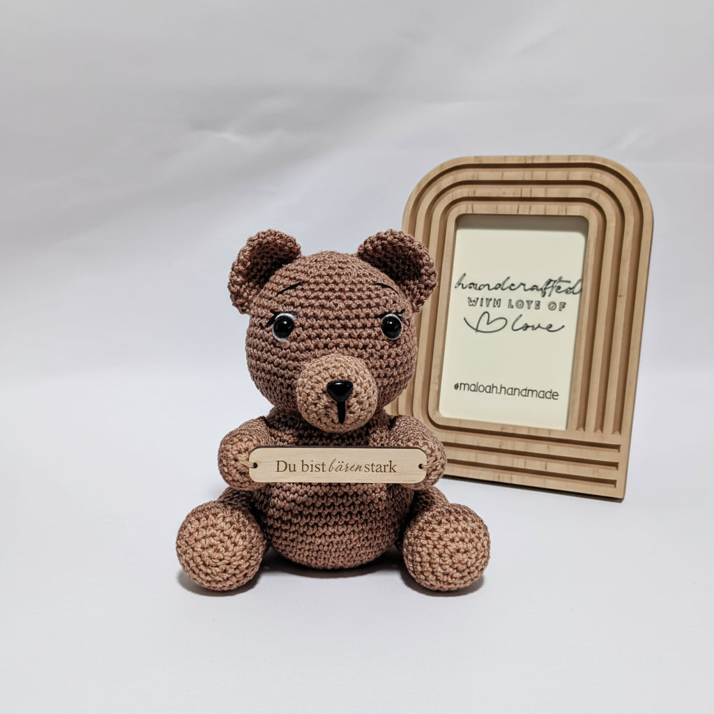 Gehäkelter Teddy mit Holzschild „Du bist bärenstark“ - Maloah Handmade Design