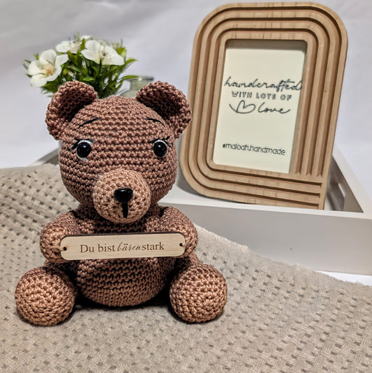 Gehäkelter Teddy mit Holzschild „Du bist bärenstark“