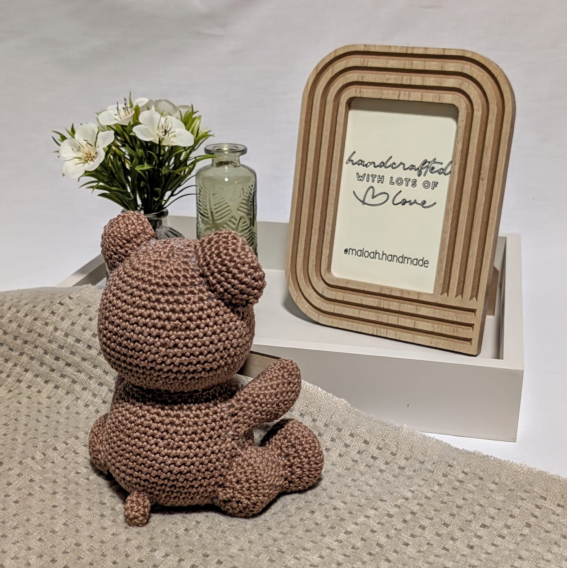 Gehäkelter Teddy mit Holzschild „Du bist bärenstark“ - Maloah Handmade Design