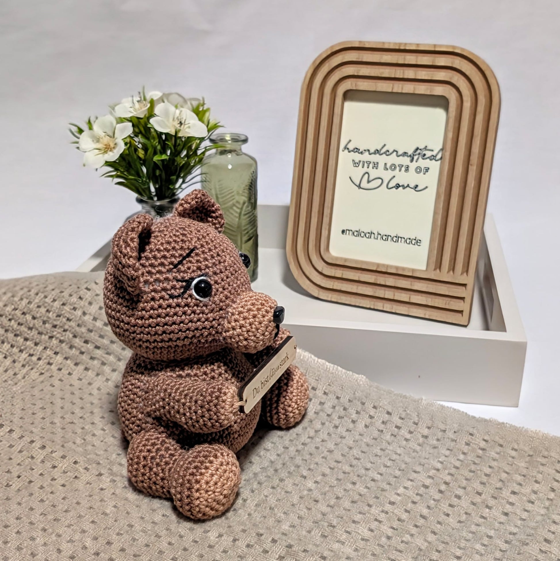 Gehäkelter Teddy mit Holzschild „Du bist bärenstark“ - Maloah Handmade Design