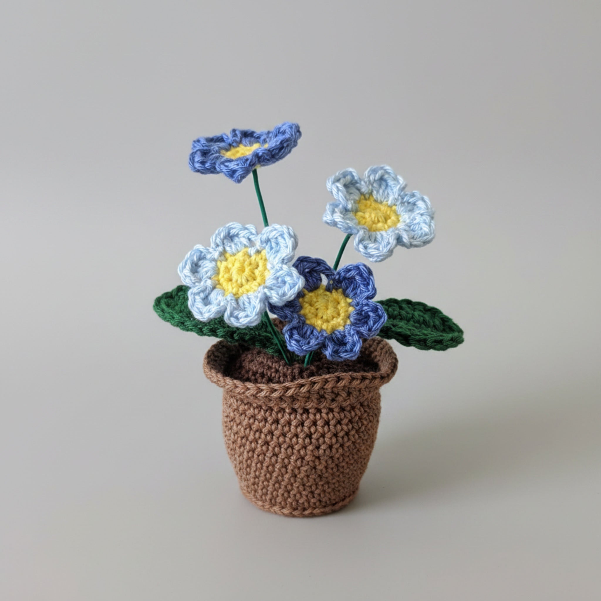 Handgehäkelte Blume im Topf – Ewige Deko mit Herz - Maloah Handmade Design