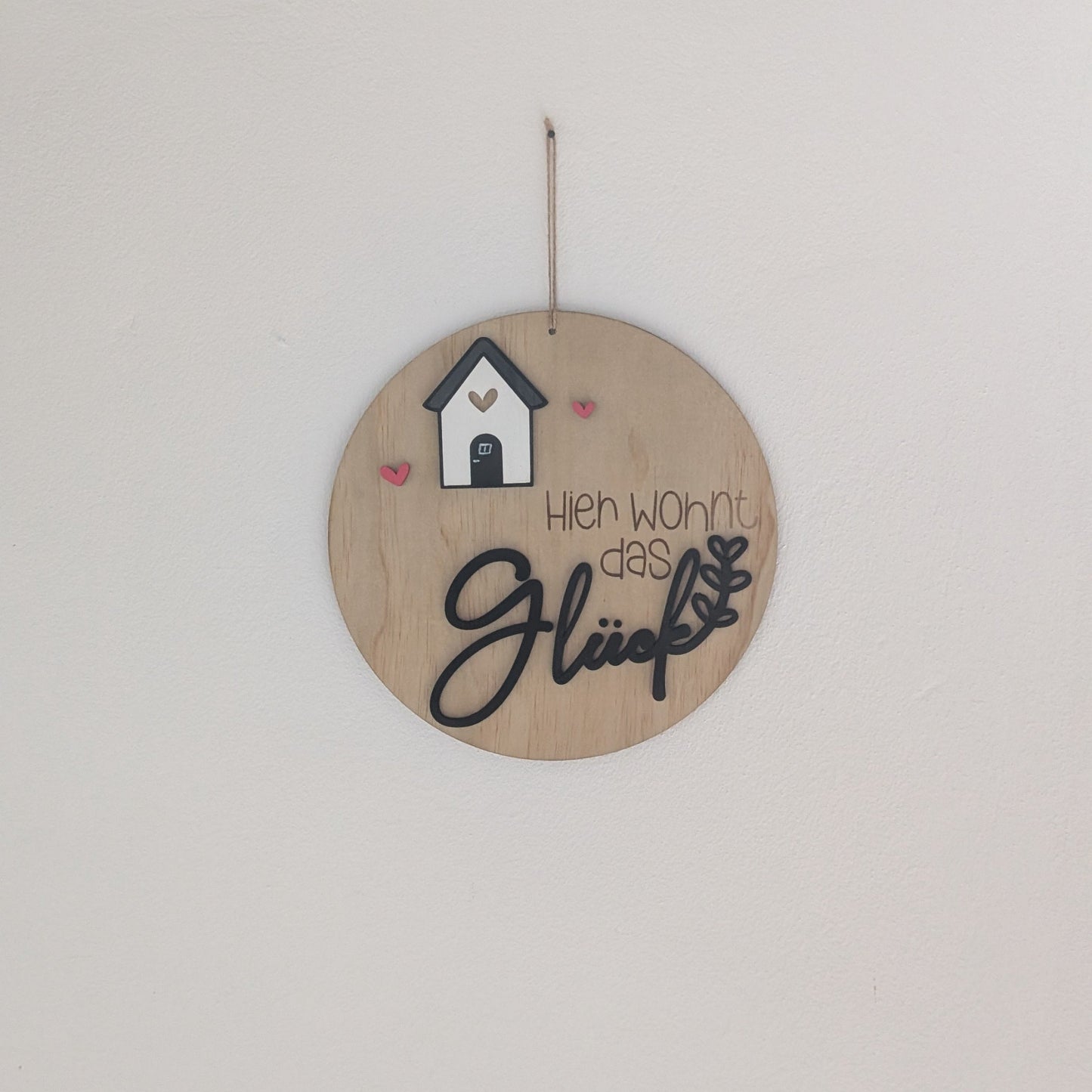 Holzschild "Hier wohnt das Glück" - Holz rund mit Häuschen-Motiv - Maloah Handmade Design
