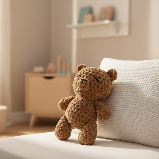 Gehäkelter Kuschelbär aus Chenillegarn - Maloah Handmade Design