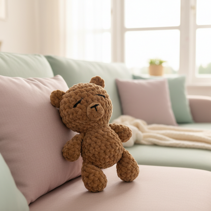 Gehäkelter Kuschelbär aus Chenillegarn - Maloah Handmade Design