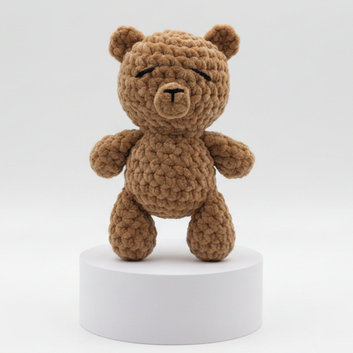 Gehäkelter Kuschelbär aus Chenillegarn - Maloah Handmade Design