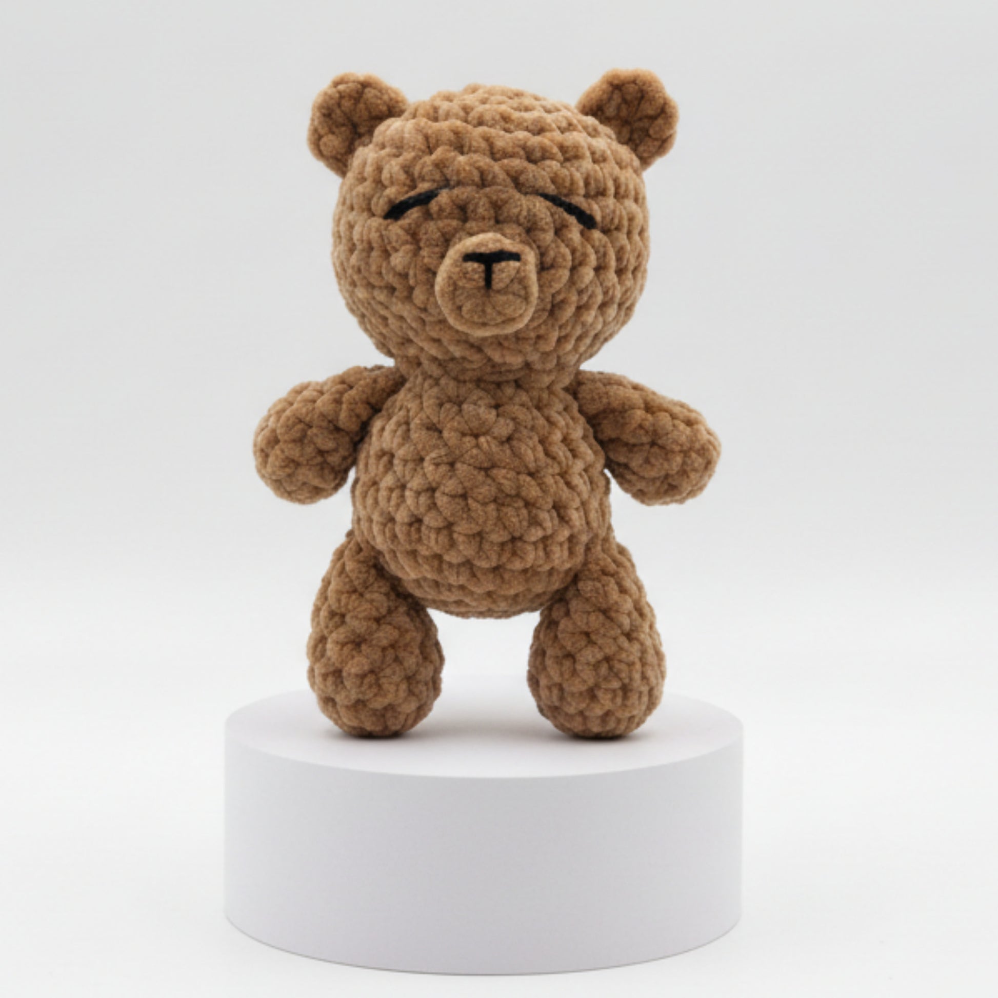 Gehäkelter Kuschelbär aus Chenillegarn - Maloah Handmade Design