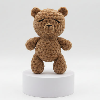 Gehäkelter Kuschelbär aus Chenillegarn - Maloah Handmade Design