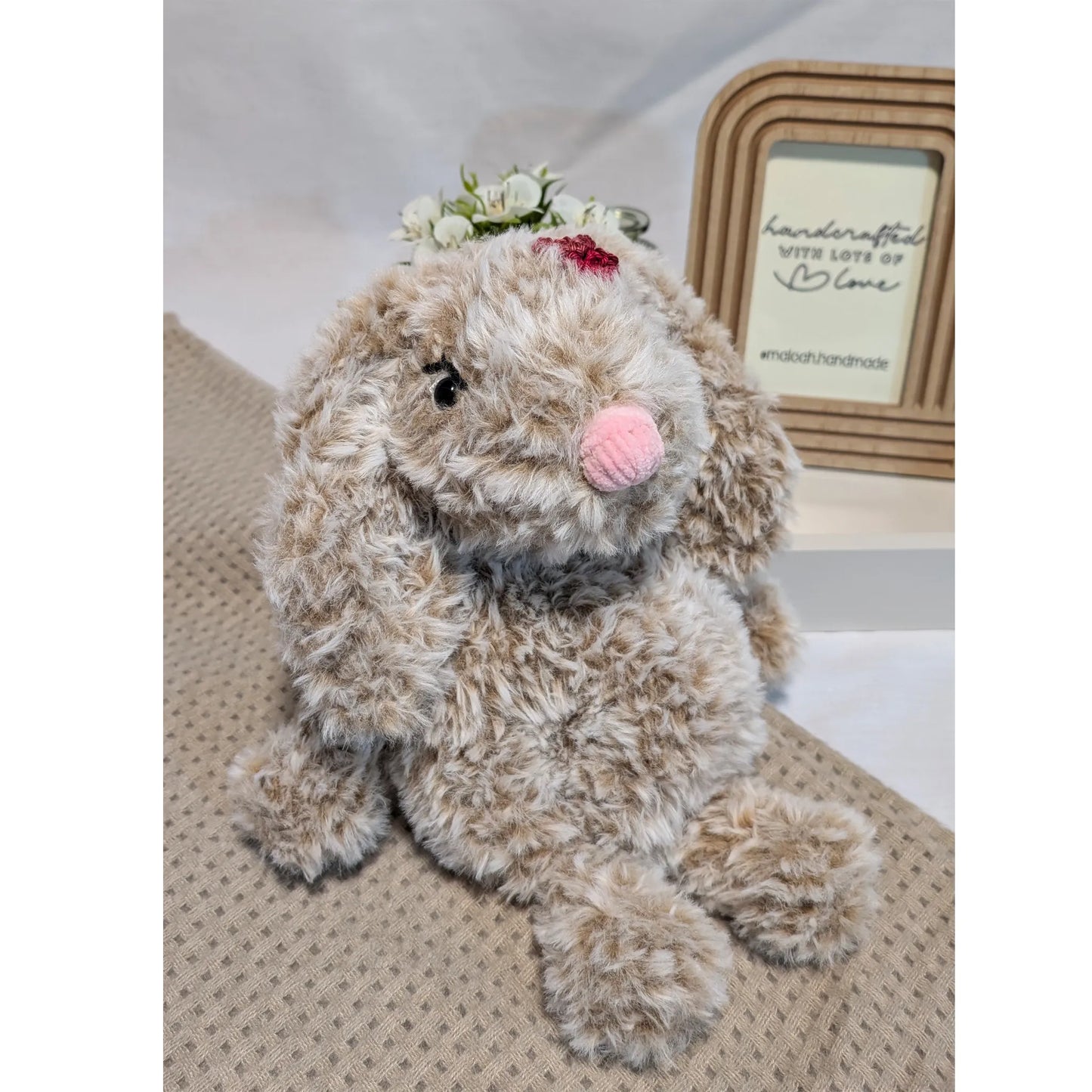 Gehäkelter Kuschelhase aus Rabbit-Kunstfellgarn