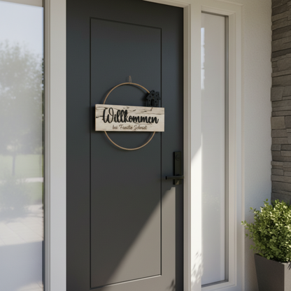 Personalisierter Türkranz Willkommen mit Namen Detail Holz Haus-Motiv rustikal
