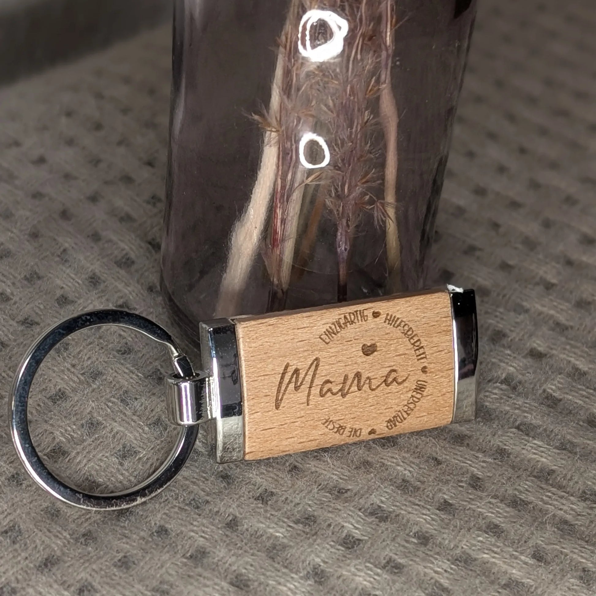 Schlüsselanhänger aus Holz und Metall mit Schlüsselring – elegantes Design, langlebig und handgefertigt.