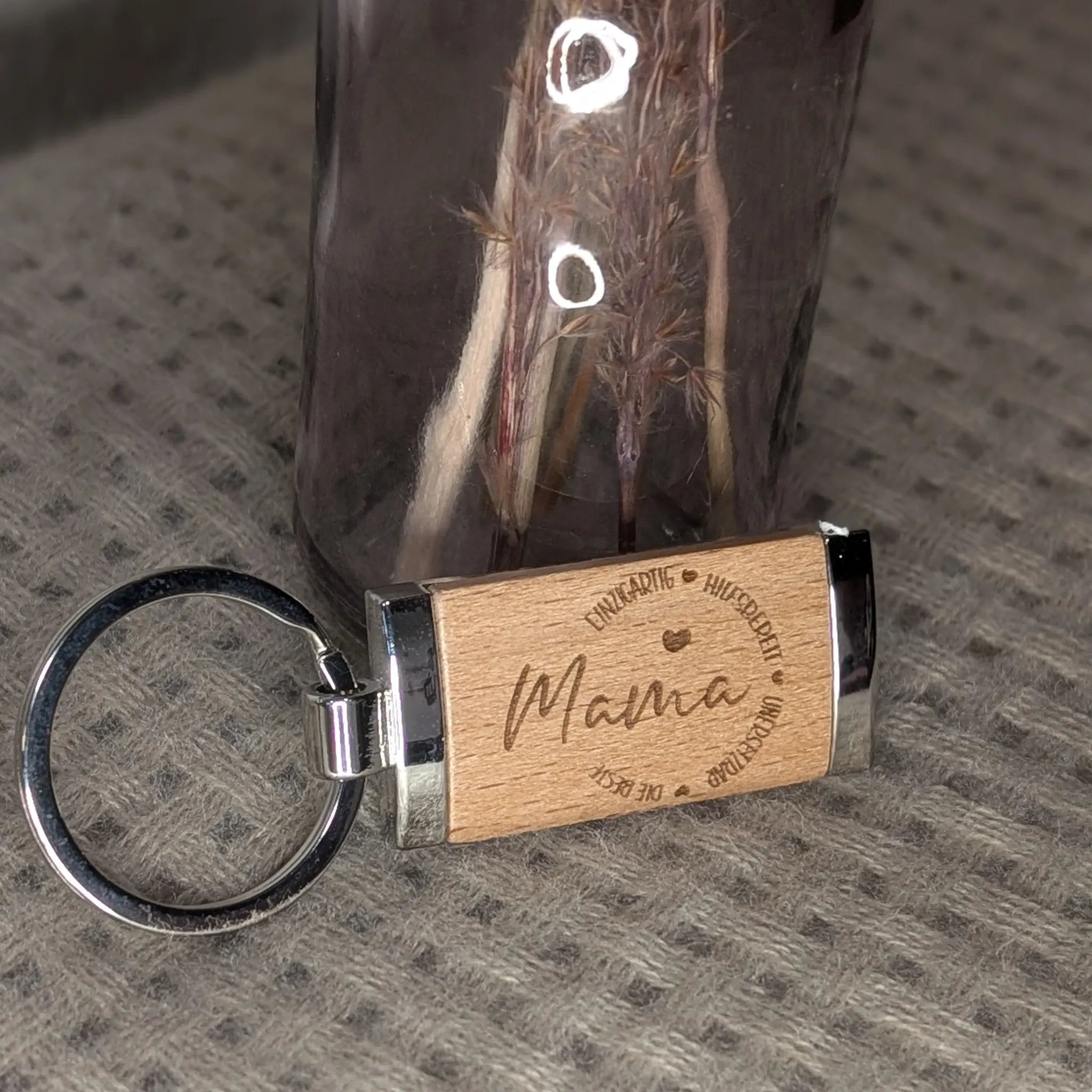 Schlüsselanhänger aus Holz und Metall mit Schlüsselring – elegantes Design, langlebig und handgefertigt.