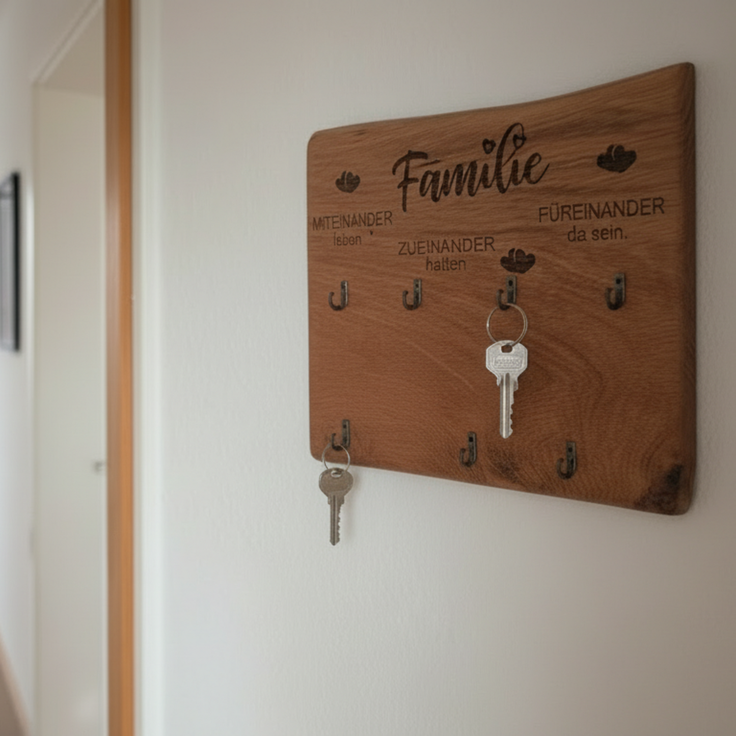 Schlüsselbrett Eiche 30x26 cm mit Familien-Gravur Detailansicht