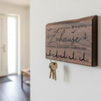 Detailaufnahme eines handgefertigten Schlüsselbrett aus Nussbaum mit maritimer Gravur
