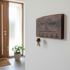 Premium Schlüsselbrett aus Nussbaum mit 5 Metallhaken und Lasergravur „Unser Zuhause“
