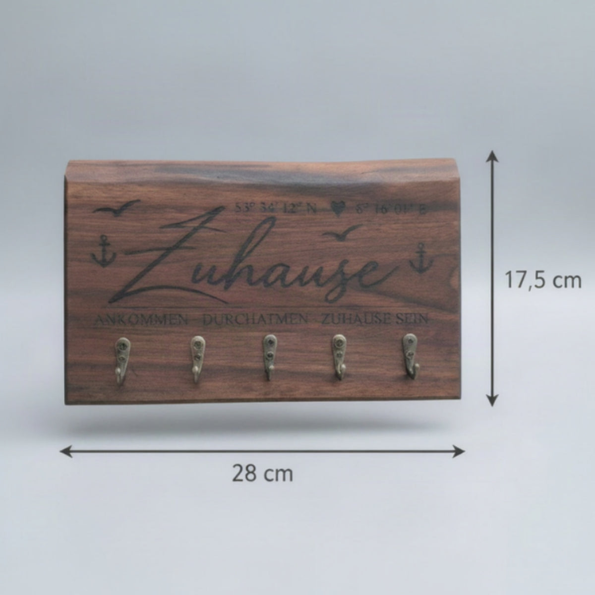Detailaufnahme eines handgefertigten Schlüsselbretts aus Nussbaum mit maritimer Gravur