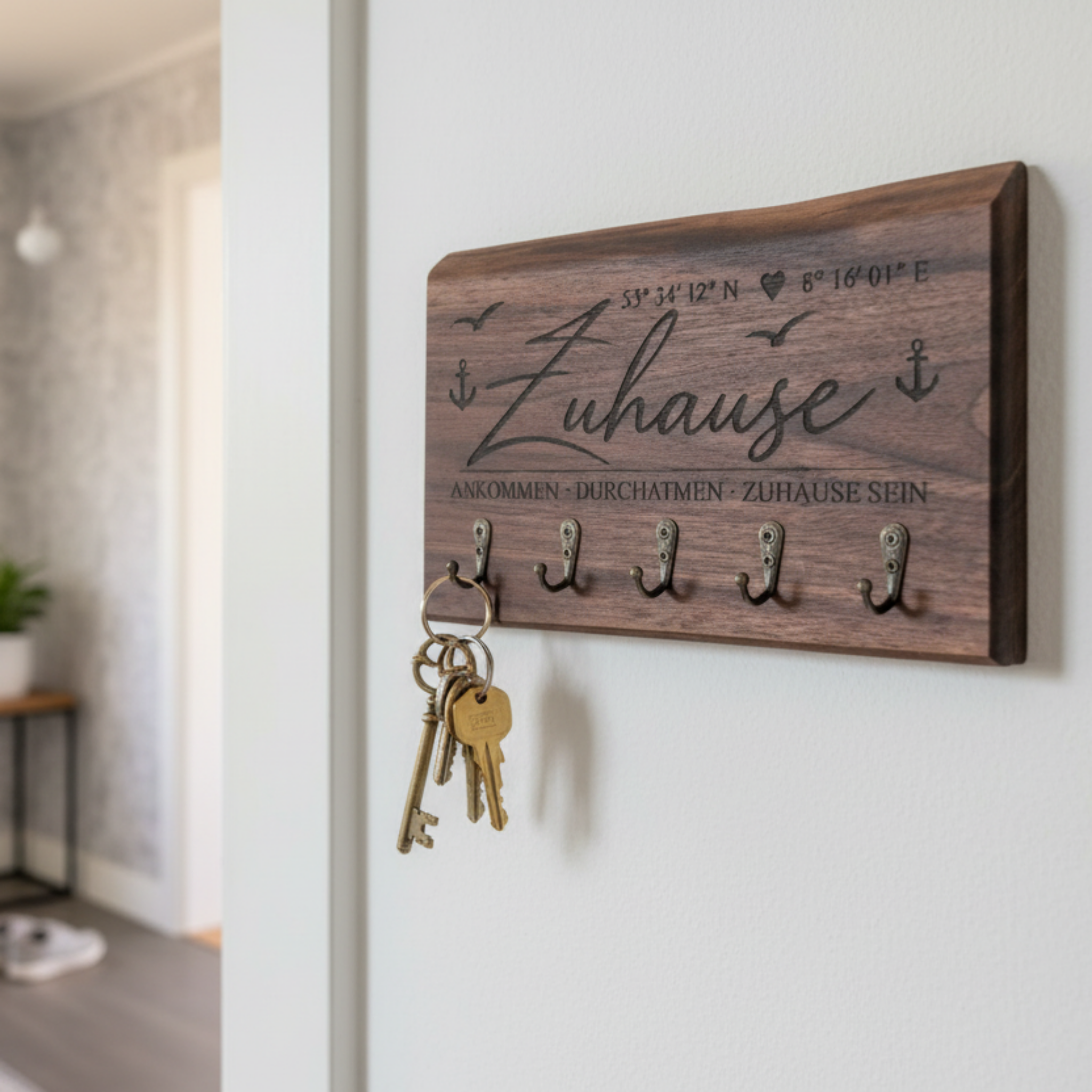 Premium Schlüsselhalter aus Nussbaum für die Wand mit maritimer Lasergravur