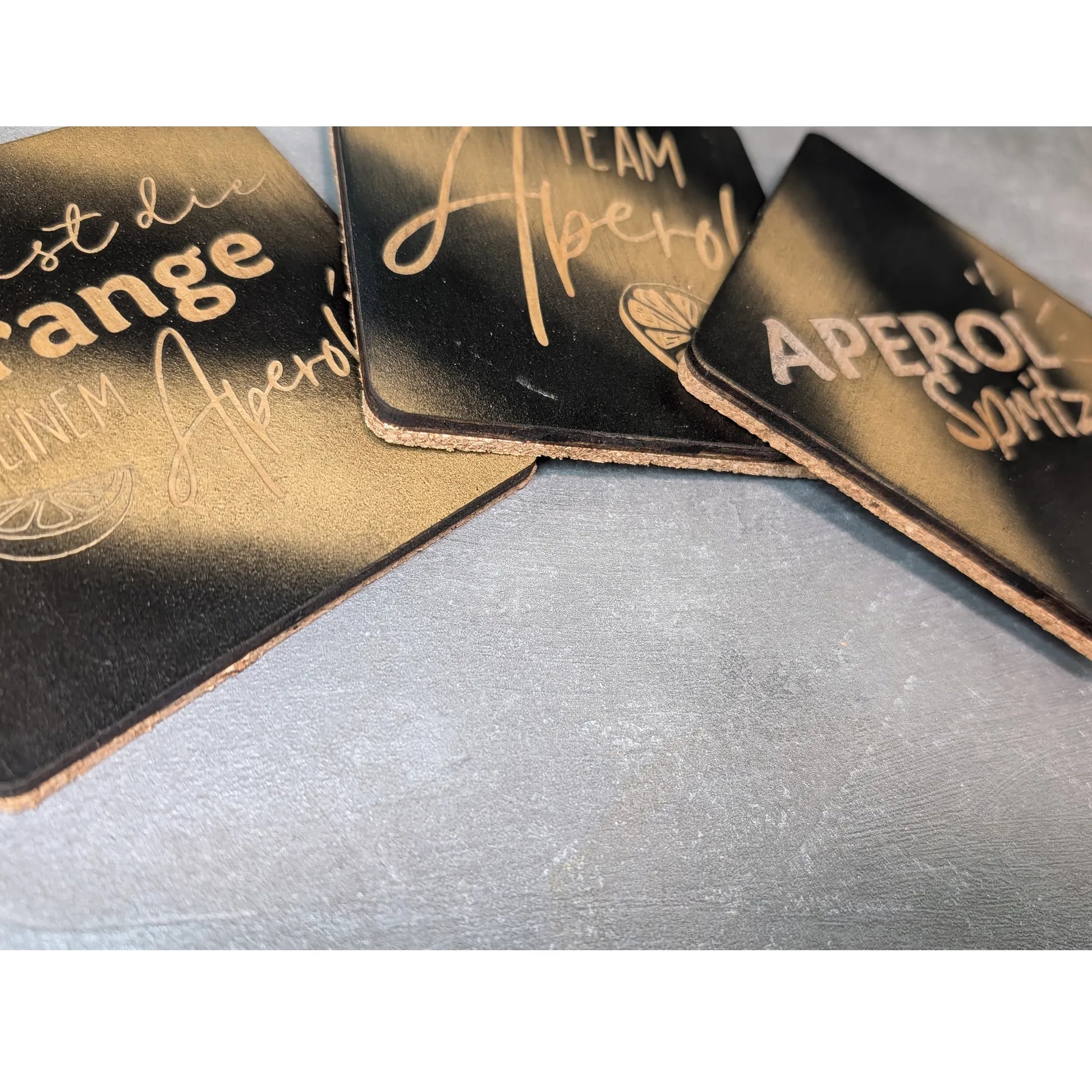 Gravierter Aperol-Untersetzer aus Kiefernholz - Maloah Handmade Design