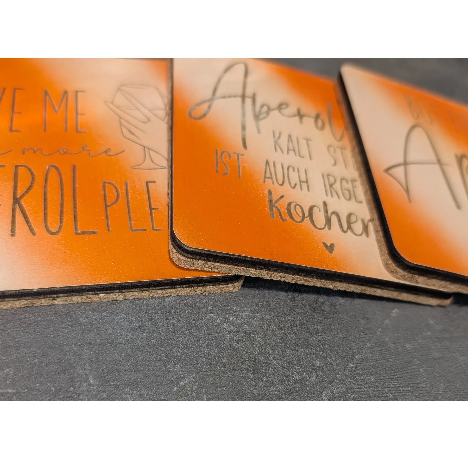Gravierter Aperol-Untersetzer aus Kiefernholz - Maloah Handmade Design