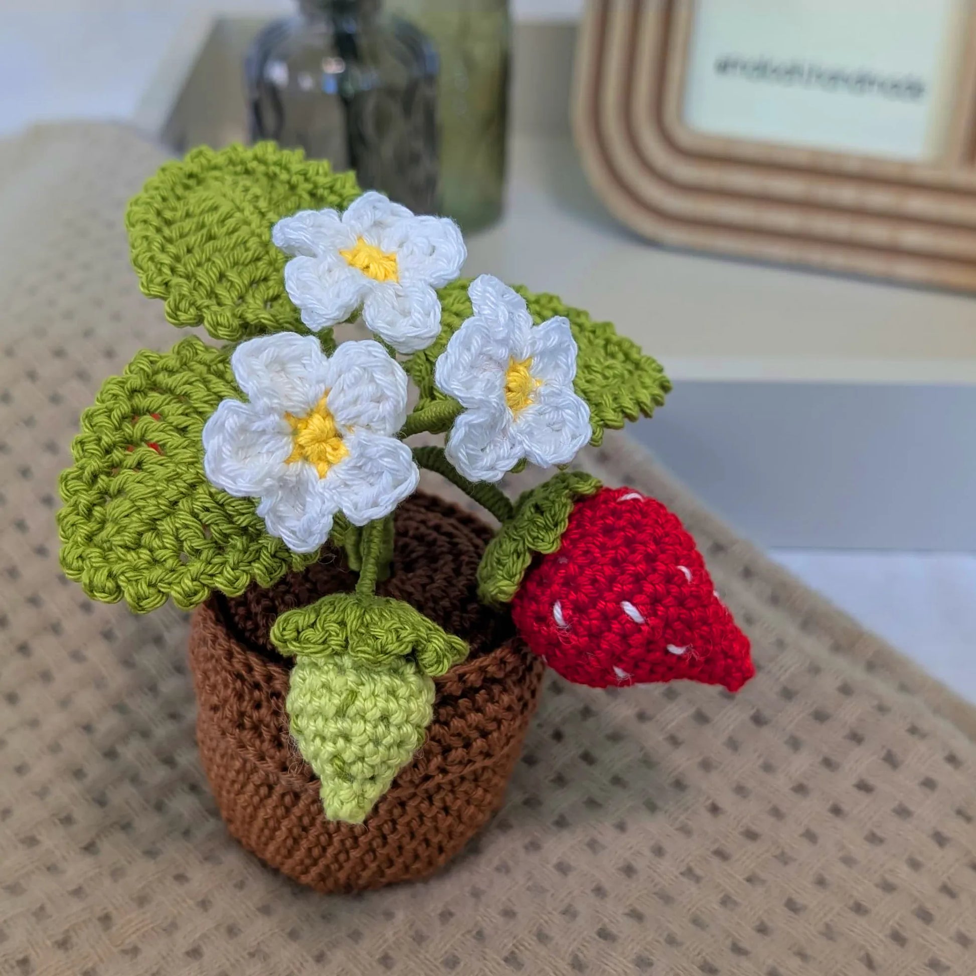 Handgehäkelte Erdbeerpflanze – Süße Erinnerung zum Verschenken - Maloah Handmade Design