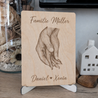 Personalisiertes Holzbild mit Händen & Namen „Our Family" | Geschenk für Paare & Familien - Maloah Handmade Design