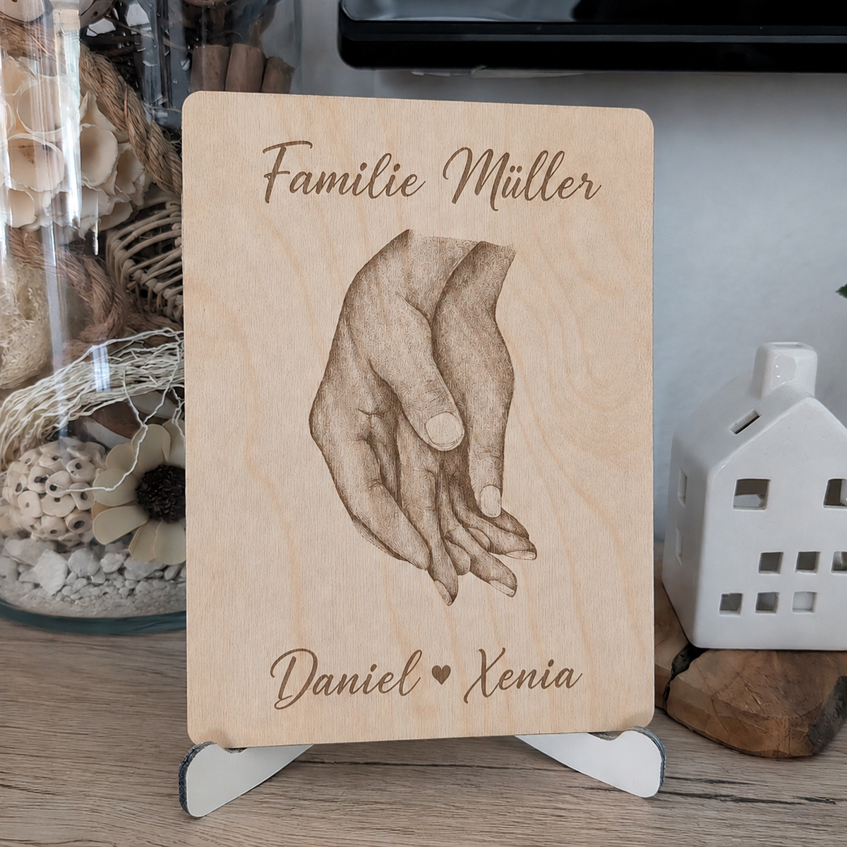Personalisiertes Holzbild mit Händen & Namen „Our Family" | Geschenk für Paare & Familien - Maloah Handmade Design