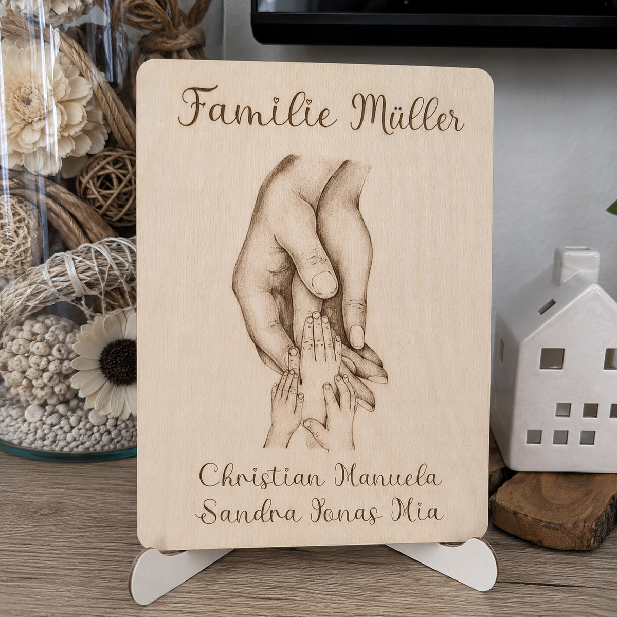 Personalisiertes Holzbild mit Händen & Namen „Our Family" | Geschenk für Paare & Familien - Maloah Handmade Design