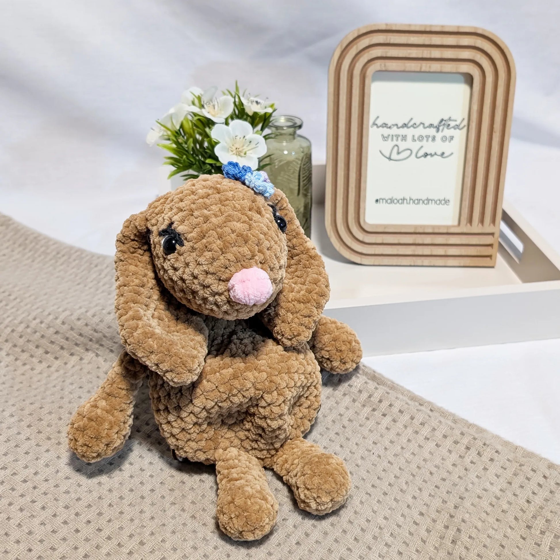 Gehäkelter Kuschelhase aus Chenillegarn – weich, süß & handgemacht - Maloah Handmade Design