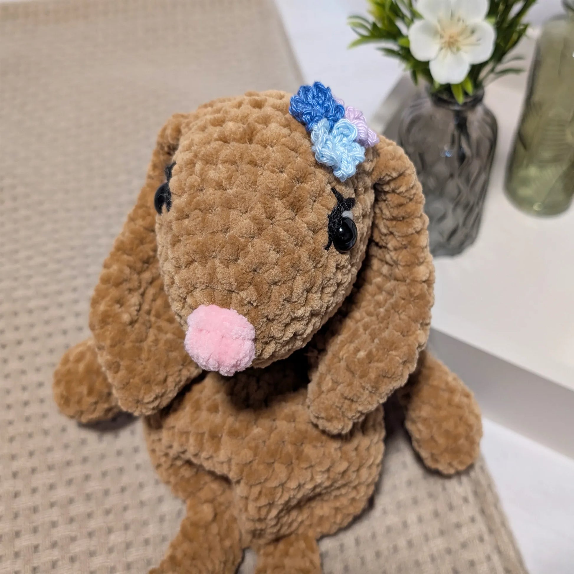 Gehäkelter Kuschelhase aus Chenillegarn – weich, süß & handgemacht - Maloah Handmade Design