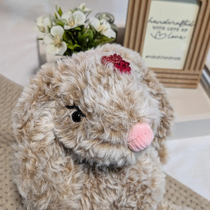 Gehäkelter Kuschelhase aus Rabbit-Kunstfellgarn