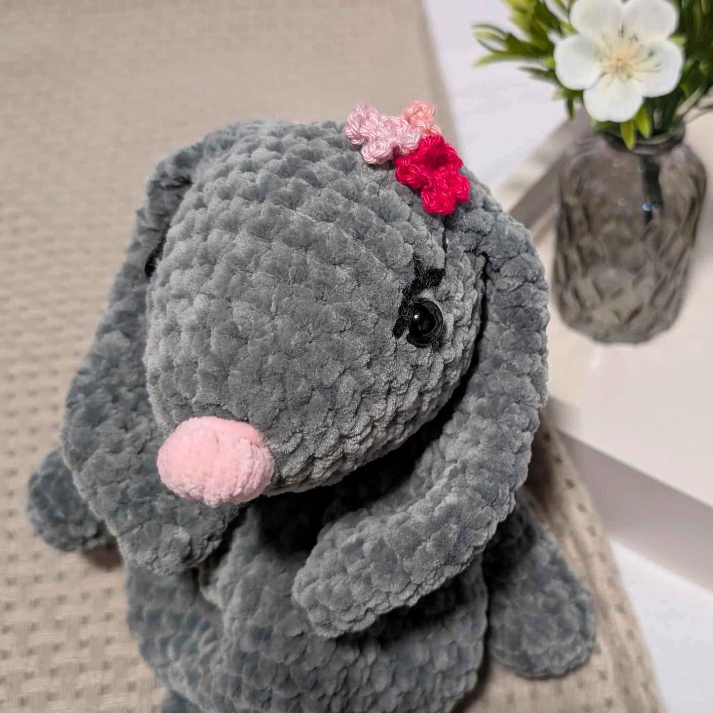 Gehäkelter Kuschelhase aus Chenillegarn – weich, süß & handgemacht - Maloah Handmade Design