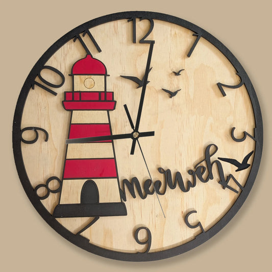 Maritime Wanduhr mit Leuchtturm & „Meerweh“-Spruch - Maloah Handmade Design
