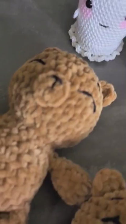 Gehäkelter Kuschelbär aus Chenillegarn