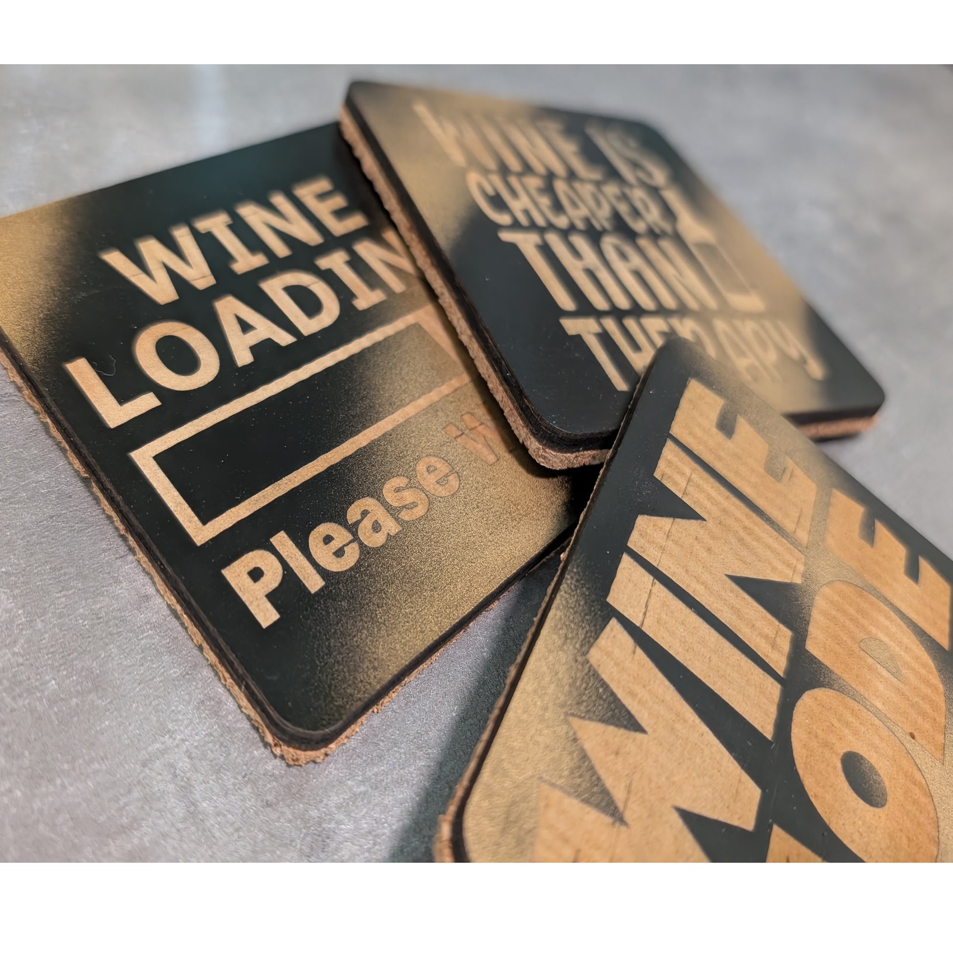 Gravierter Wein-Untersetzer aus Kiefernholz - Maloah Handmade Design